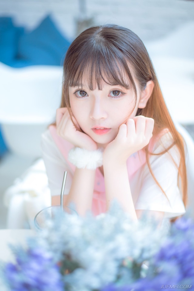人之所以悲哀，是因为我们留不住岁月，更无法不承认，青春，有一日是要这么自然的消失过去。而人之可贵，也在于我们因着时光环境的改变，在生活上得到长进。岁月的流失固然是无可奈何，而人的逐渐蜕变，却又脱不出时光的力量。——三毛